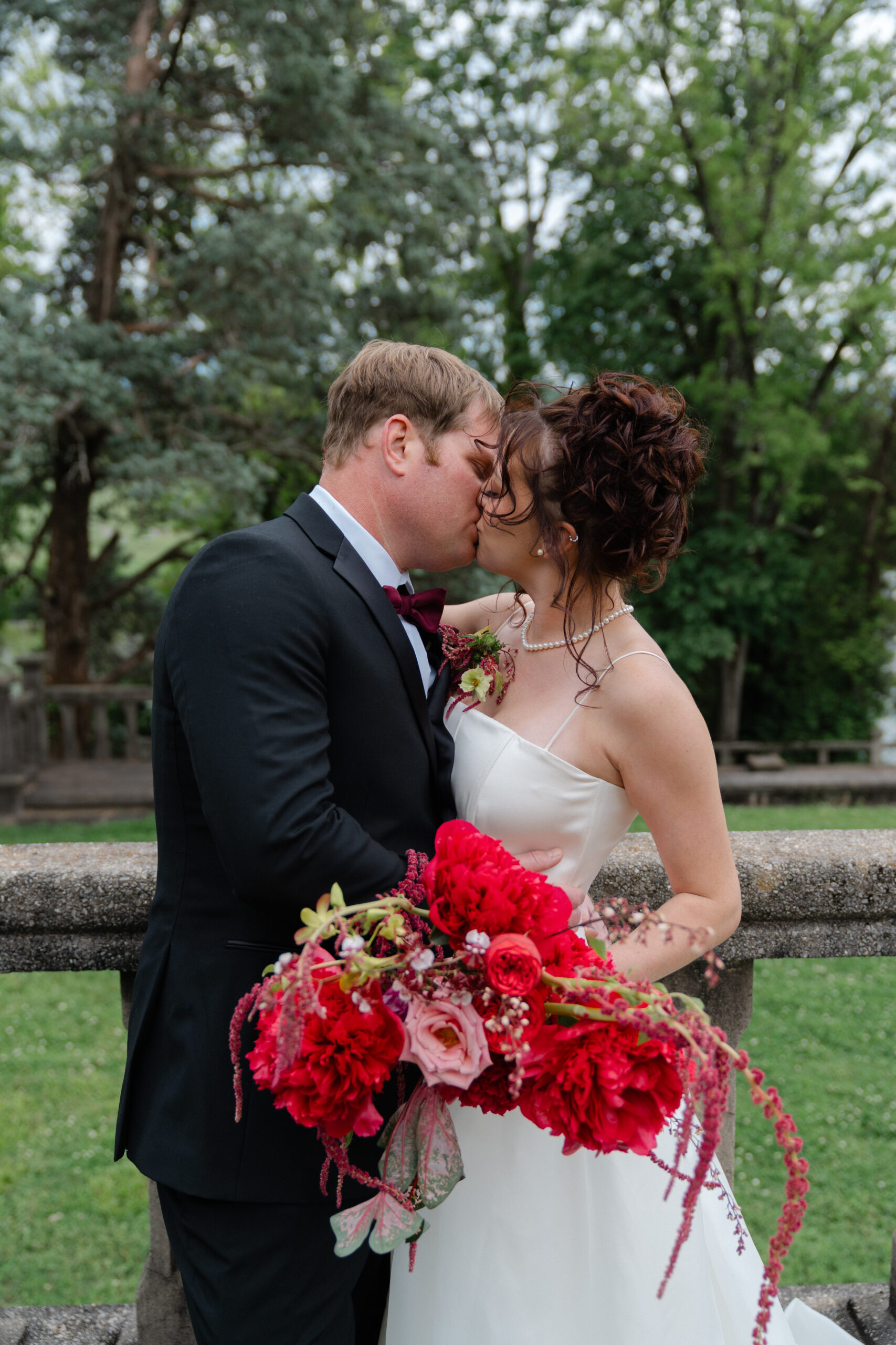 Spring Estate Wedding at the Bleak House in Knoxville, Tennessee
