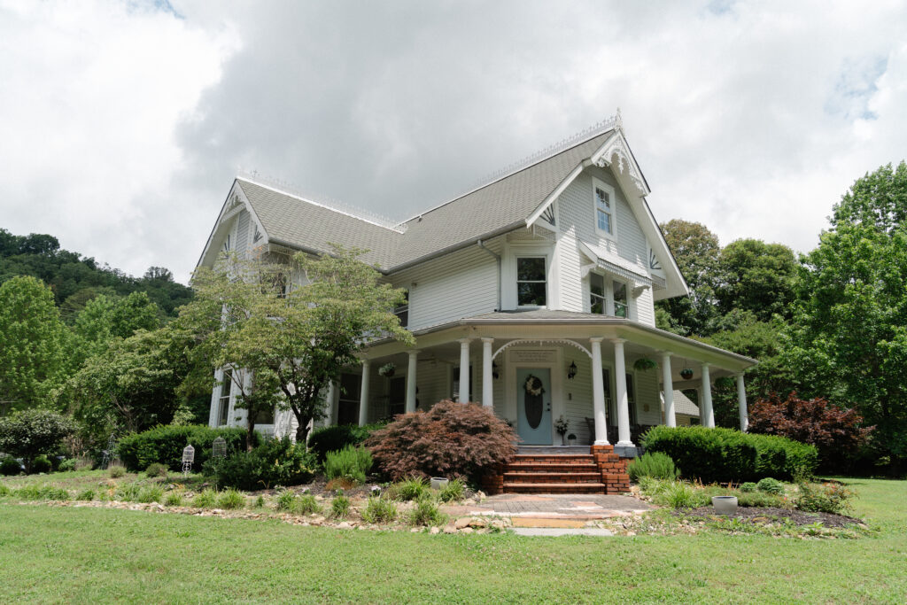 Summer Wedding at the Grand Victorian in Knoxville, Tennessee - Hayley Howard Photography