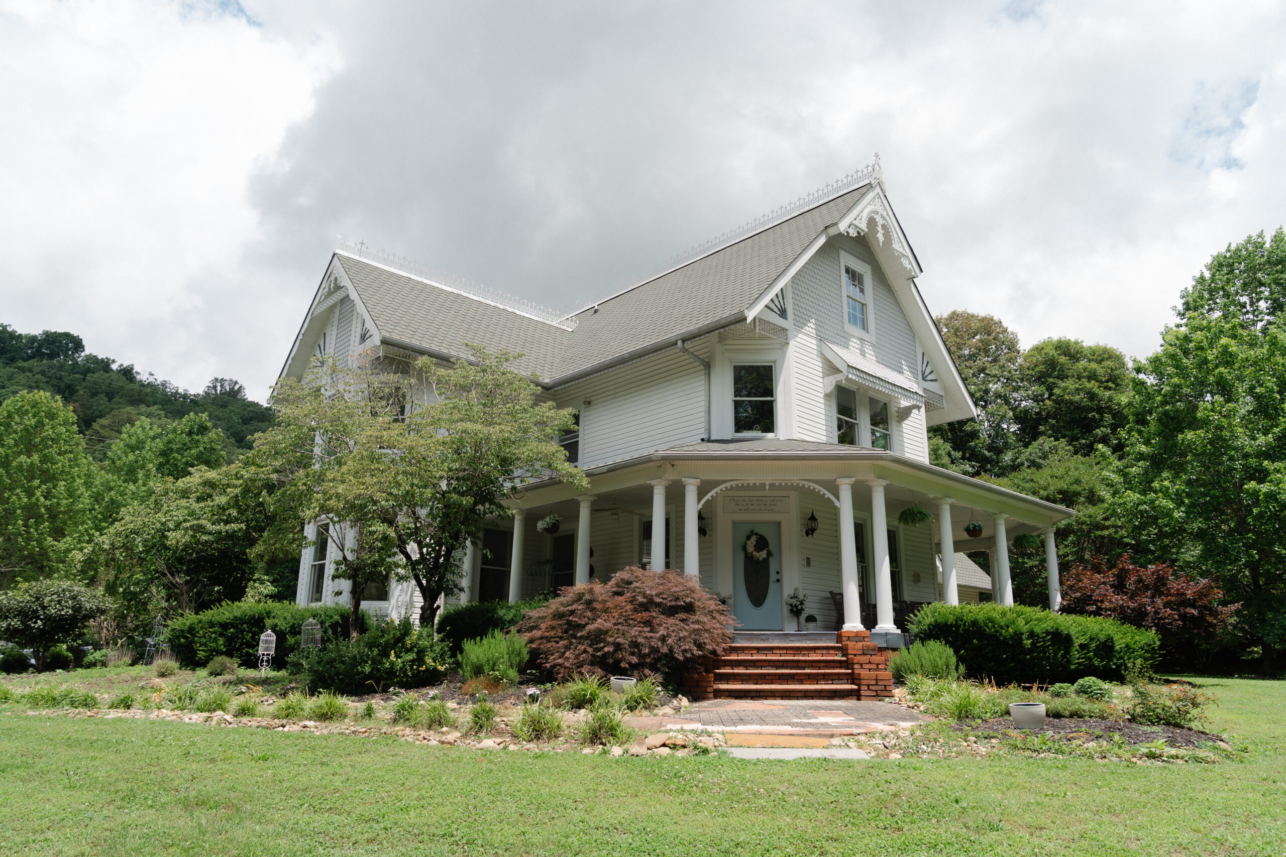 Summer Wedding at the Grand Victorian in Knoxville, Tennessee - Hayley Howard Photography