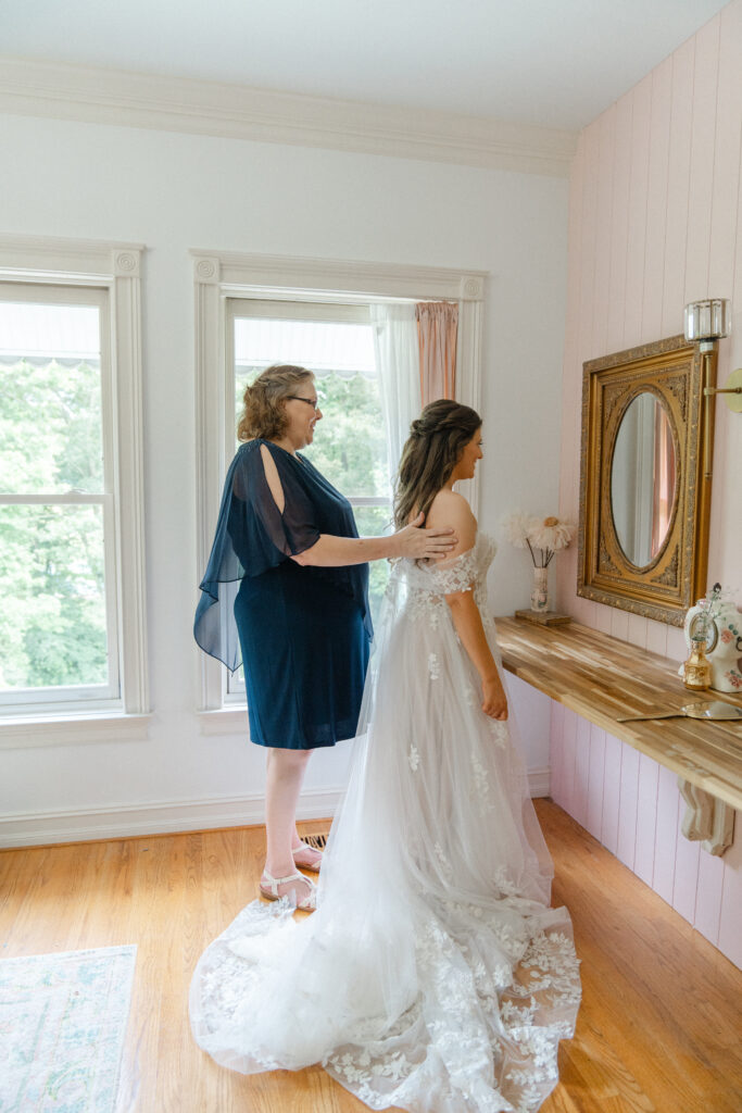 Summer Wedding at the Grand Victorian in Knoxville, Tennessee - Hayley Howard Photography